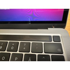 MacBook Pro 13.3" 2020 i7 16GB 512GB SSD med Touch Bar Space Gray (brugt) (lille skade på bezeln - se billede)