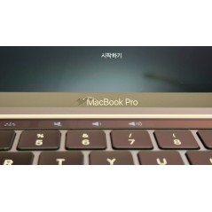 Brugt MacBook Pro - MacBook Pro M1 2020 Touchbar 8GB 256GB SSD Rumgrå (brugt med lille revne under skærm, små mærker skærm)