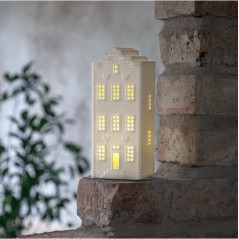 Hvidt keramisk hus 21 cm med belysning juledekoration